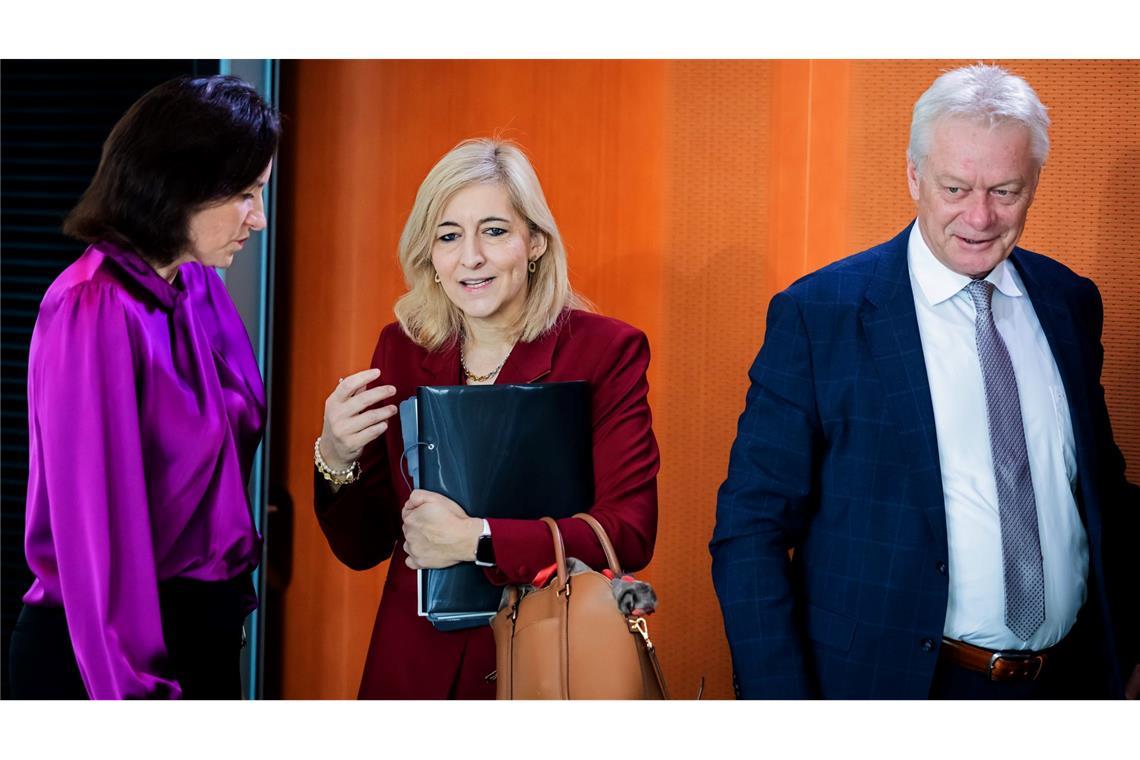 Organspende wird reformiert - Wie zu mehr Nieren? Gesundheitsministerin Nina Warken (CDU, mitte) brachte die Gesetzesänderung ins Kabinett ein.