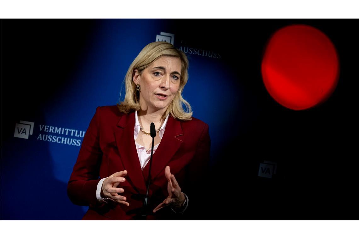 Gesundheitsministerin Nina Warken (CDU) steht ein arbeitsreiches Jahr bevor: Sie hat umfassende Reformen für die Finanzierung des Gesundheitssystems angekündigt, um die Kosten in den Griff zu bekommen. (Archivbild)