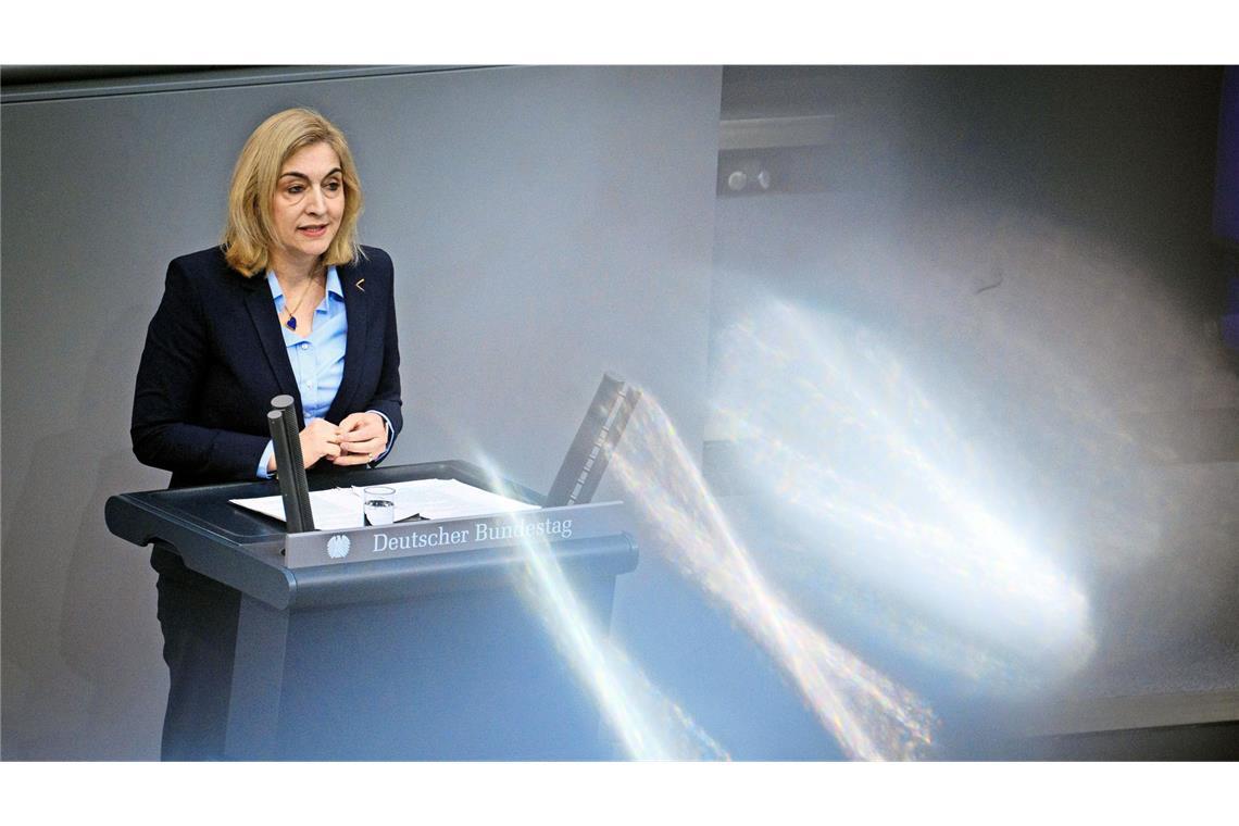 Gesundheitsministerin Nina Warken. Das Bundeskabinett bringt ein Sparpaket zur Entlastung der Krankenkassen auf den Weg (Archivfoto).