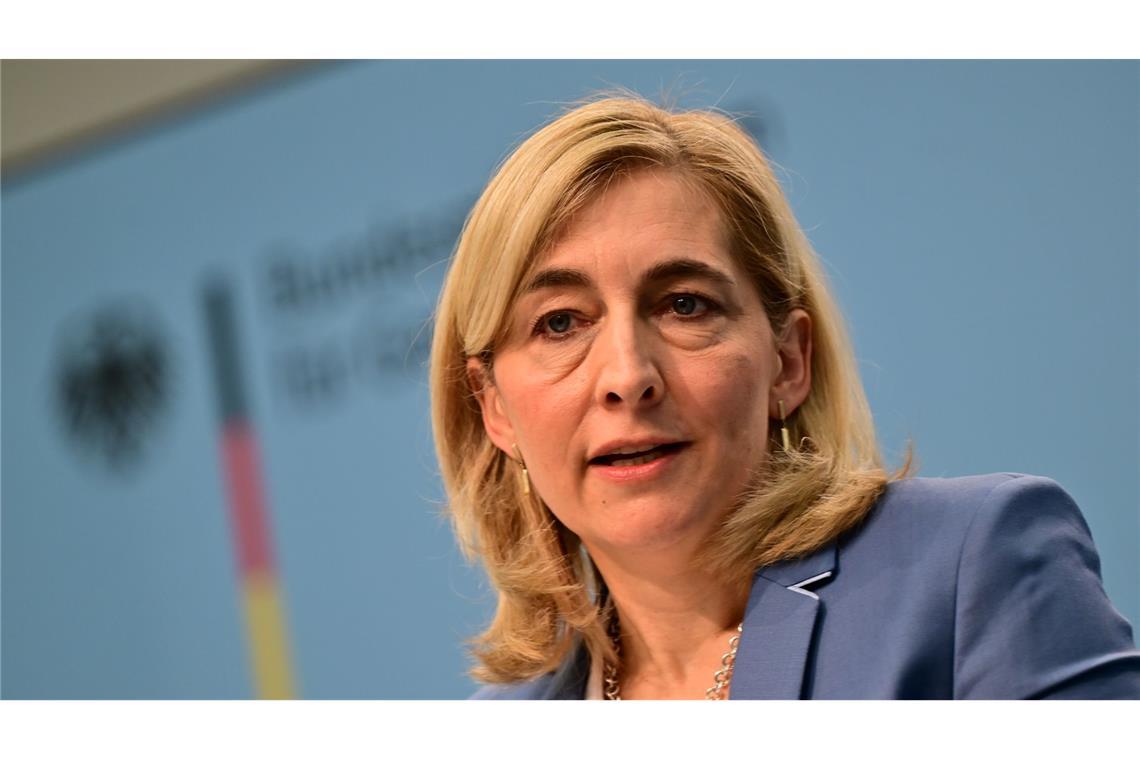 Gesundheitsministerin Warken verteidigt die geplante Anhebung der Beitragsbemessungsgrenze