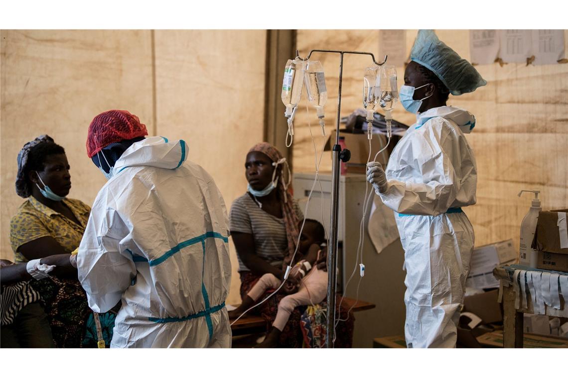 Cholera-Epidemie in Afrika: "Es wird noch schlimmer werden" Gesundheitspersonal mit Cholera-Patienten in einem Behandlungszentrum (Archivbild)