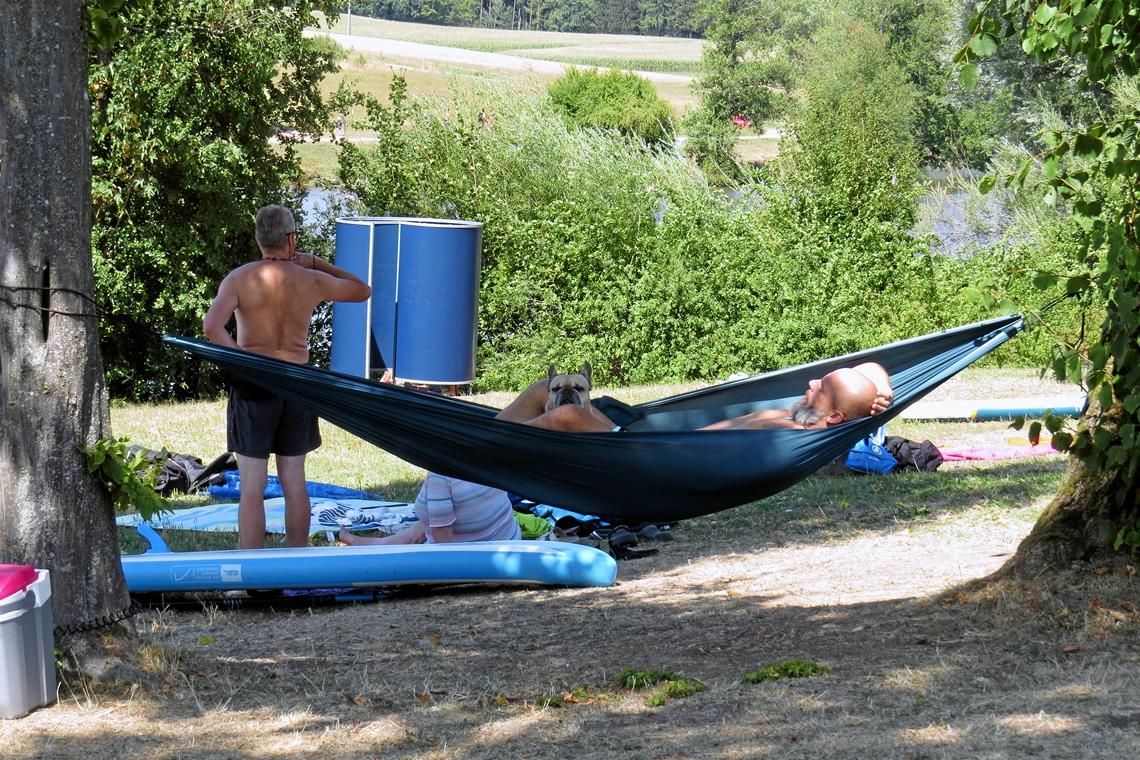 Geteilter Entschleunigungsgenuss in der Hängematte.