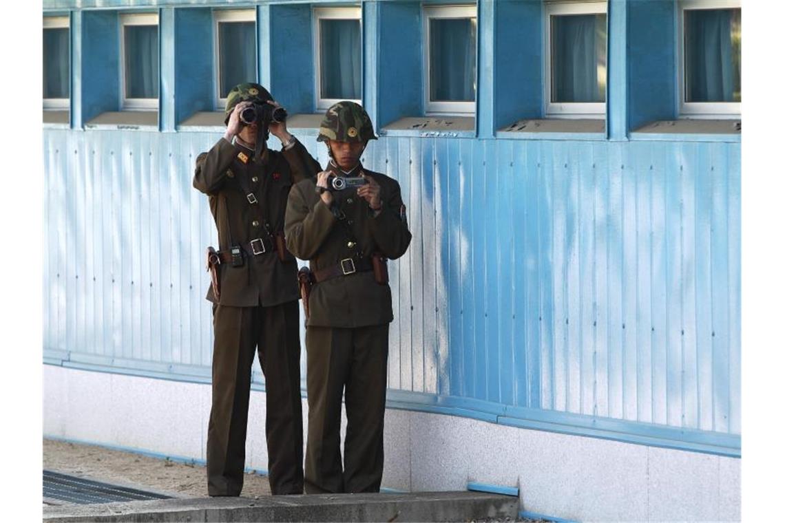 Beide Koreas überprüfen Abrüstung von Grenzkontrollposten Geteiltes Land: Nordkoreanische Soldaten an der Demarkationslinie bei Panmunjom. Foto: Jeon Heon-Kyun/EPA