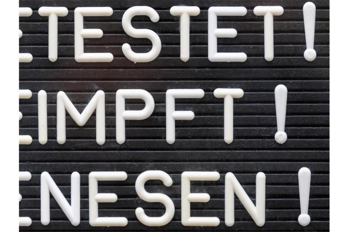 Verkehrsunternehmen: Flächendeckende 3G-Kontrollen unmöglich „Getest! Geimpft! Genesen!“ steht auf einem Schild an einer Bar. Foto: Robert Michael/dpa-Zentralbild/dpa/Symbolbild