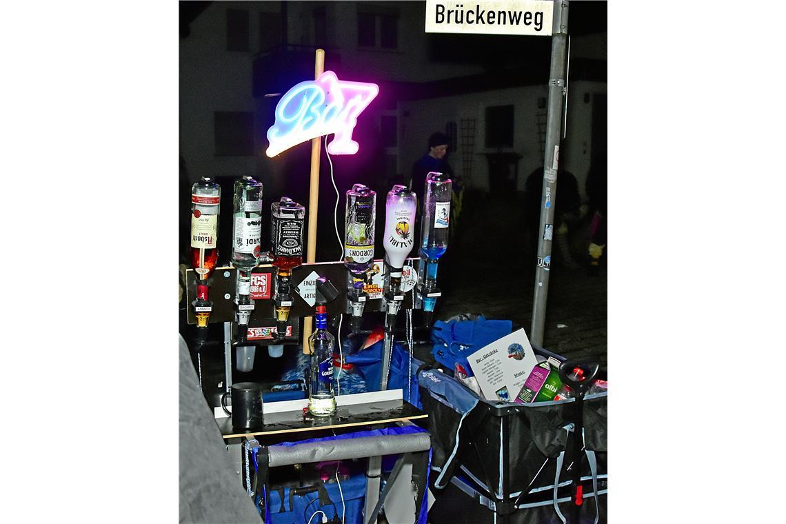 Getränkeversorgung an der mobilen Bar im Brückenweg. Nachtumzug der Schbiallomba...