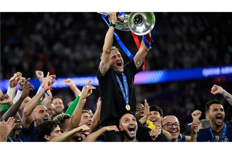 Getragen von seinen Schützlingen: PSG-Coach Luis Enrique.