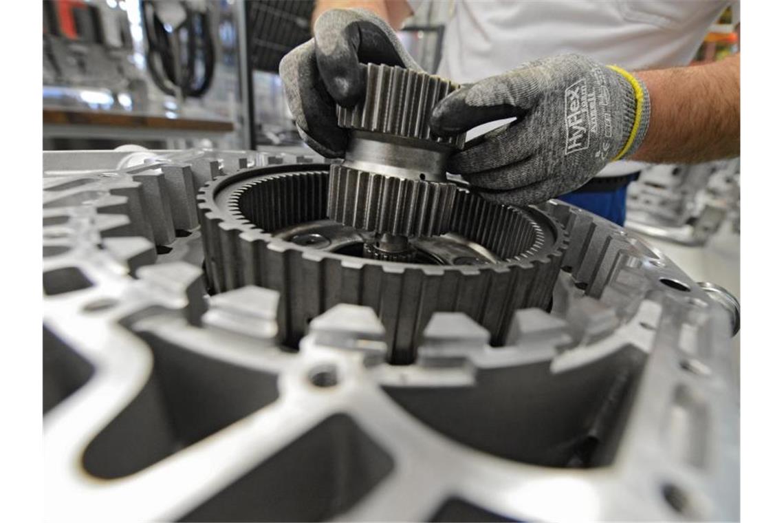 Ifo-Geschäftsklima legt spürbar zu Getriebe-Produktion: Die Stimmung in der deutschen Wirtschaft hellt sich auf. Foto: Felix Kästle/dpa