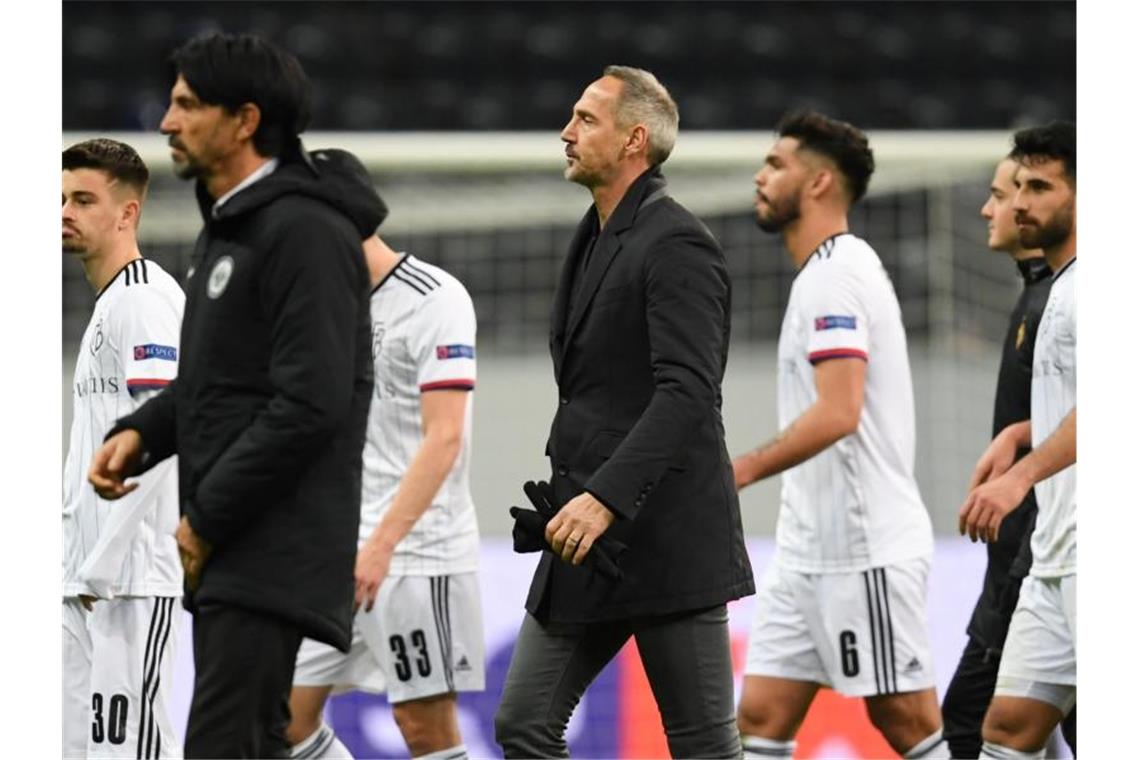 Getrübte Stimmung: Frankfurts Cheftrainer Adi Hütter (M) geht nach der 0:3-Niederlage vom Platz. Foto: Arne Dedert/dpa