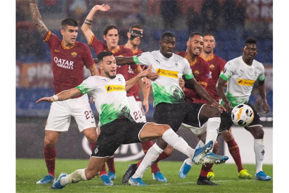 Stindl sorgt für Gladbacher Last-Minute-Remis im Römer Regen Getümmel im Strafraum von AS Rom nach einem Gladbacher Angriff. Foto: Marius Becker/dpa