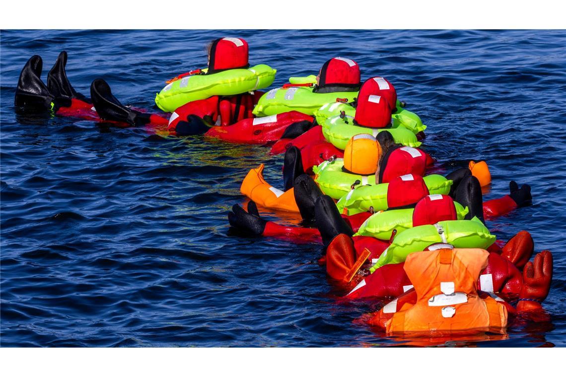 Astronauten auf See - Überlebensübung mit Weste und Paddel Geübt wurde unter anderem, im Verbund in Überlebensanzügen zu schwimmen.