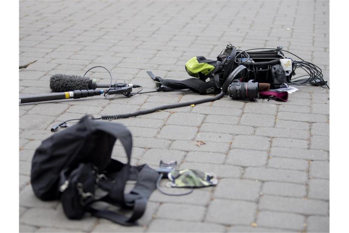 Gewalt gegen Journalistinnen und Journalisten wird hierzulande häufiger: 2020 gab es laut Reporter ohne Grenzen mindestens 65 Angriffe. (Symbolbild). Foto: Christoph Soeder/dpa