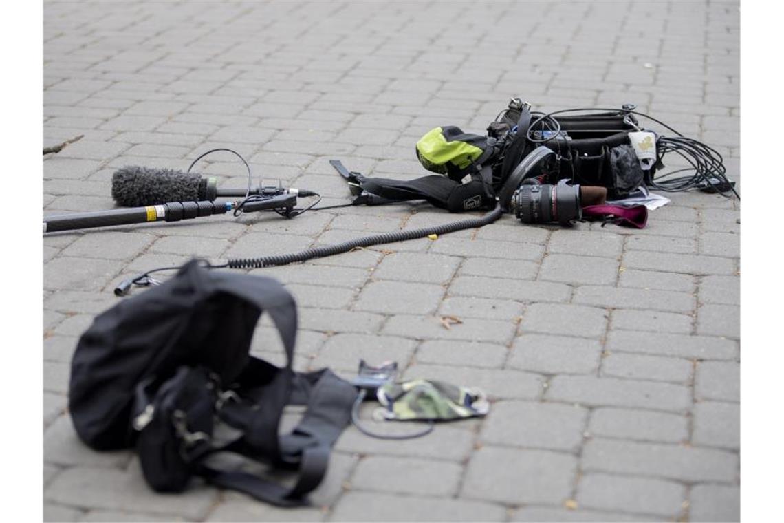 Pressefreiheit: Lage in Deutschland nicht mehr „gut“ Gewalt gegen Journalistinnen und Journalisten wird hierzulande häufiger: 2020 gab es laut Reporter ohne Grenzen mindestens 65 Angriffe. (Symbolbild). Foto: Christoph Soeder/dpa