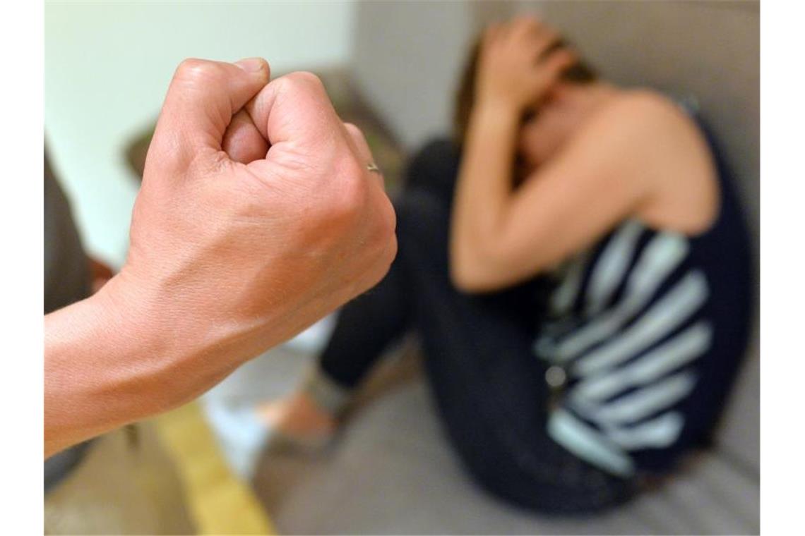 Partnerschaft: Jede vierte Frau hat schon Gewalt erlebt Gewalt in der Partnerschaft hat einer Studie zufolge weltweit jede vierte Frau mindestens einmal in ihrem Leben erfahren. Foto: Maurizio Gambarini/dpa/Symbolbild