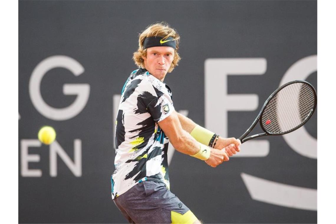 Rubljow besiegt Fan-Liebling Tsitsipas in Hamburg Gewann das Tennisturnier in Hamburg: Andrej Rubljow. Foto: Daniel Bockwoldt/dpa