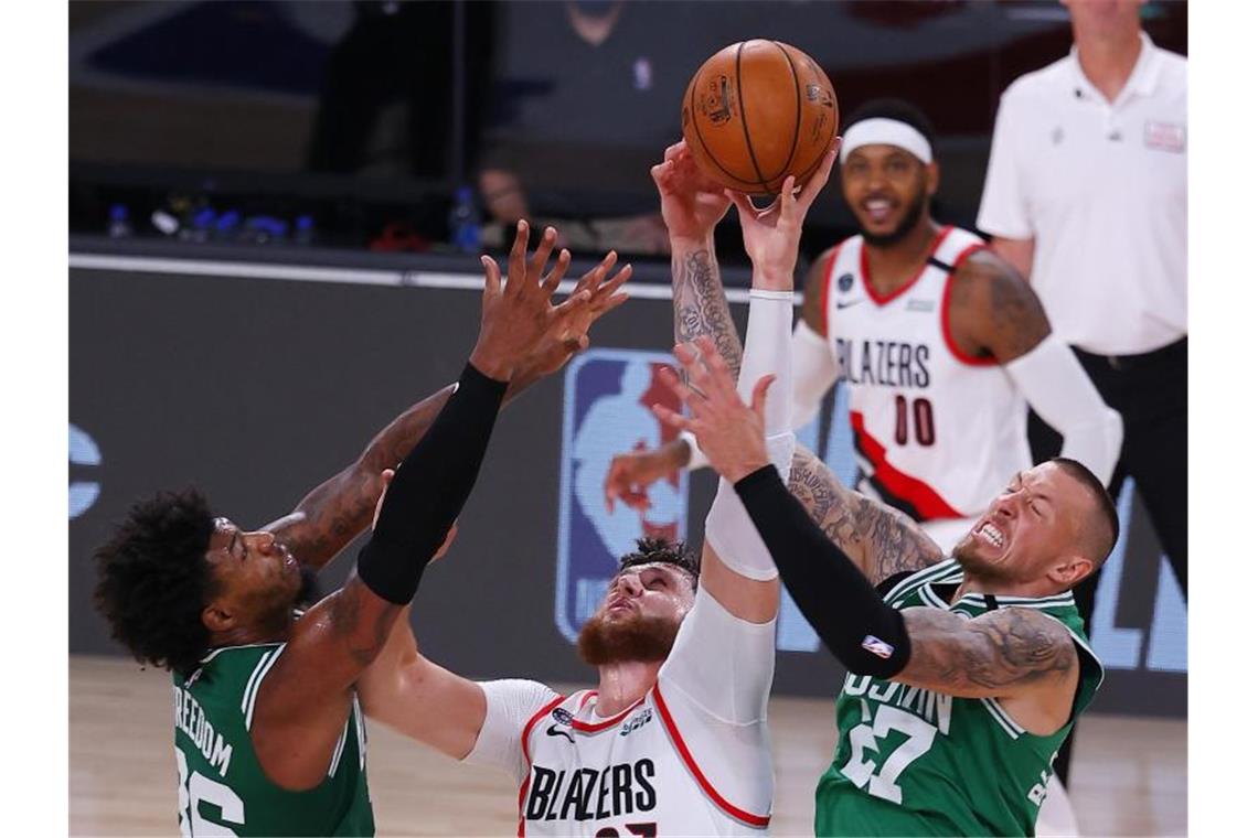 Gewann mit den Boston Celtics: Daniel Theis (r). Foto: Mike Ehrmann/Pool Getty Images/AP/dpa
