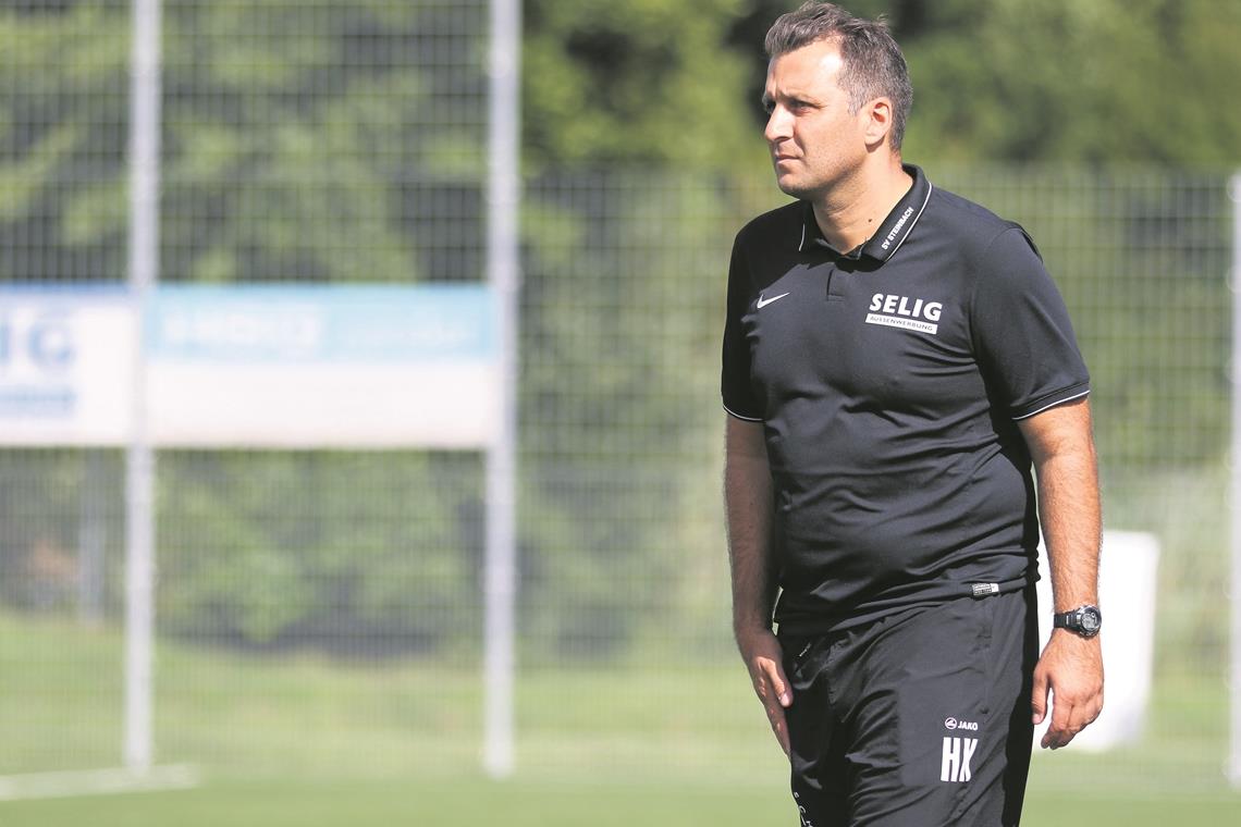 Steinbach bleibt
hartnäckig dran Gewann mit Steinbach in Sulzbach-Laufen: SVS-Trainer Hakan Keskin.Foto: A. Becher