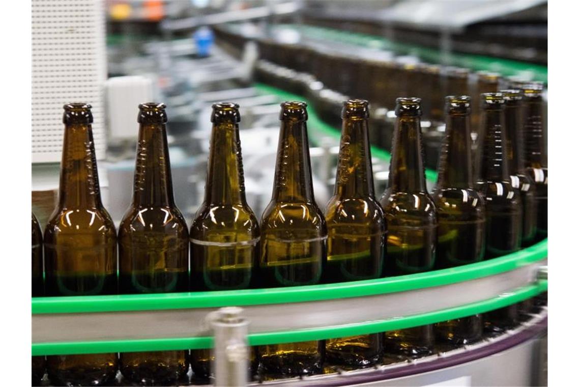 Gewaschene Bierflaschen laufen durch die Produktion einer Brauerei. Foto: Rainer Jensen