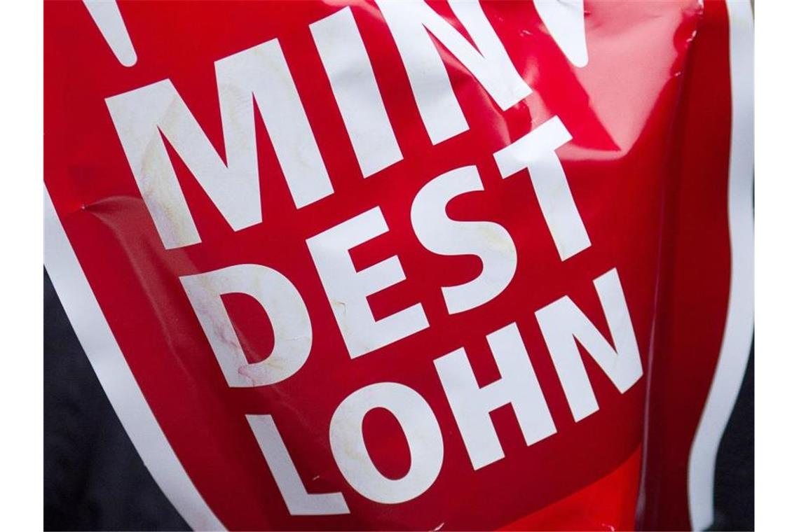 Der Mindestlohn steigt etwas - aber wie geht es weiter? Gewerkschaften und SPD fordert fordern eine Erhöhung des Mindestlohns auf 12 Euro pro Stunde. Foto: Jens Wolf/dpa