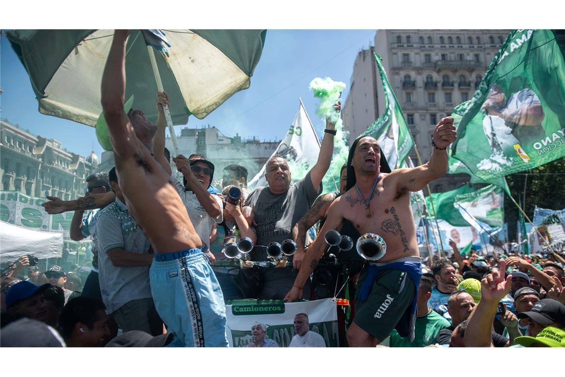 Gewerkschaftsmitglieder singen in Buenos Aires Parolen gegen die Reformvorhaben der ultraliberalen Regierung von Präsident Milei.