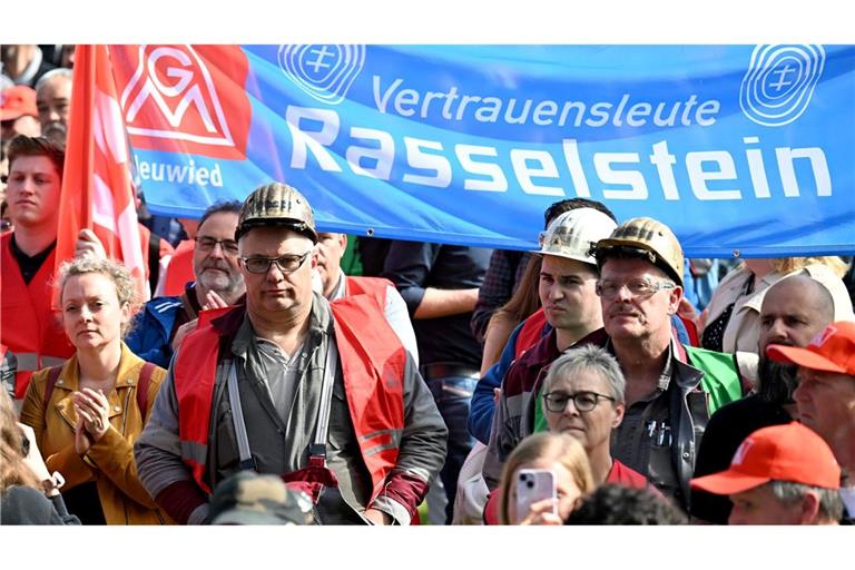 Gewerkschaftsmitglieder und Stahlarbeiter bei einer Protest-Kundgebung der Thyssenkrupp-Stahlsparte in Duisburg.