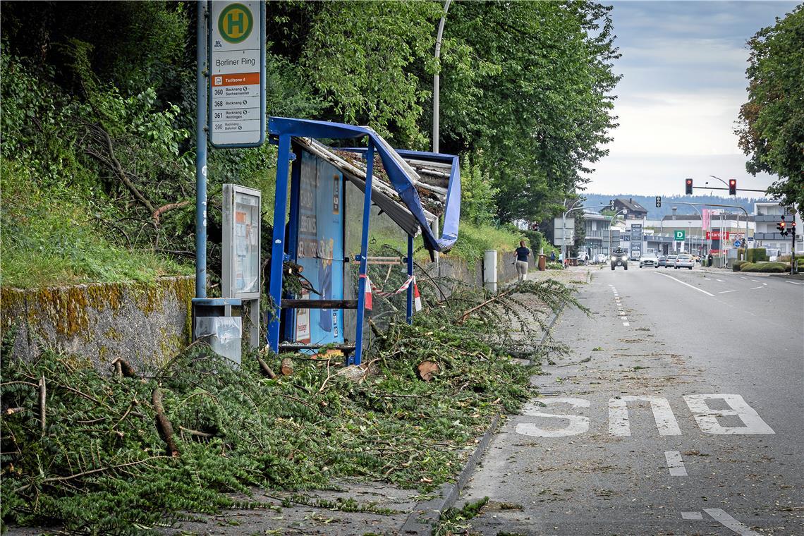 Gewitter, Hagel und Orkanböen sorgen für viele Schäden in Backnang, wie hier dur...