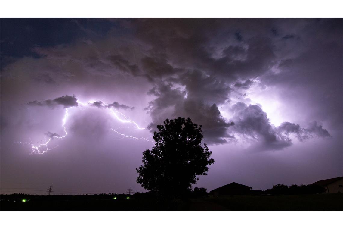 Wie entstehen Sommergewitter? Gewitter kündigen sich im Sommer meist am Tage mit schwüler, feuchter Luft an.