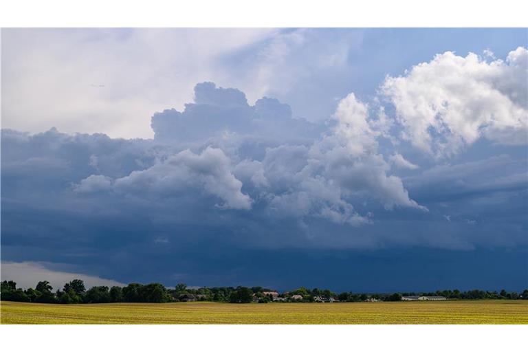 Gewitter, Starkregen und stürmischer Wind sorgen regional für ungemütliches Wetter.