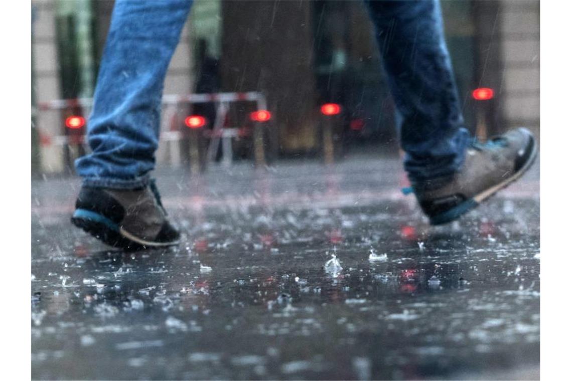 Gewitter und heftige Regenfälle Einsatzkräfte vielerorts in Deutschland in Alarmbereitschaft versetzt. Foto: Paul Zinken