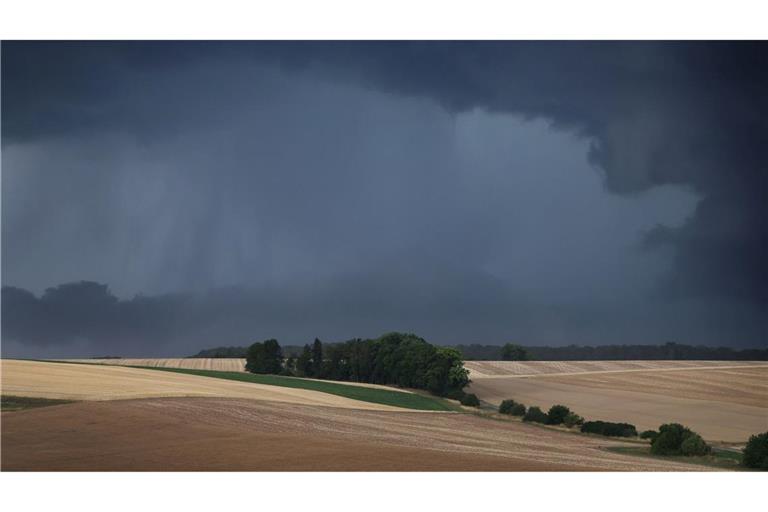 Gewitter und Regen wird vor allem im Süden und Osten Deutschlands erwartet. (Symbolbild)