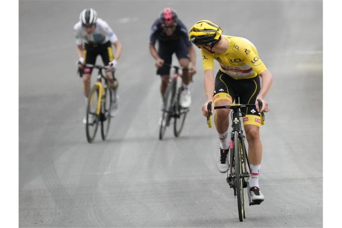 Gewohntes Bild bei der Tour 2021: Tadej Pogacar fährt vorneweg, Jonas Vingegaard (l) folgt mit etwas Abstand. Foto: Christophe Ena/AP/dpa