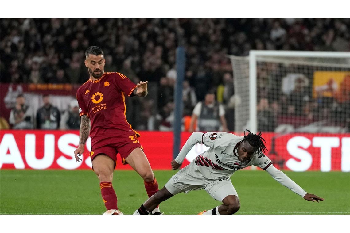 Gewohntes Bild in Rom mit vielen Zweikämpfen, hier Leonardo Spinazzola (l) gegen Leverkusens Jeremie Frimpong.