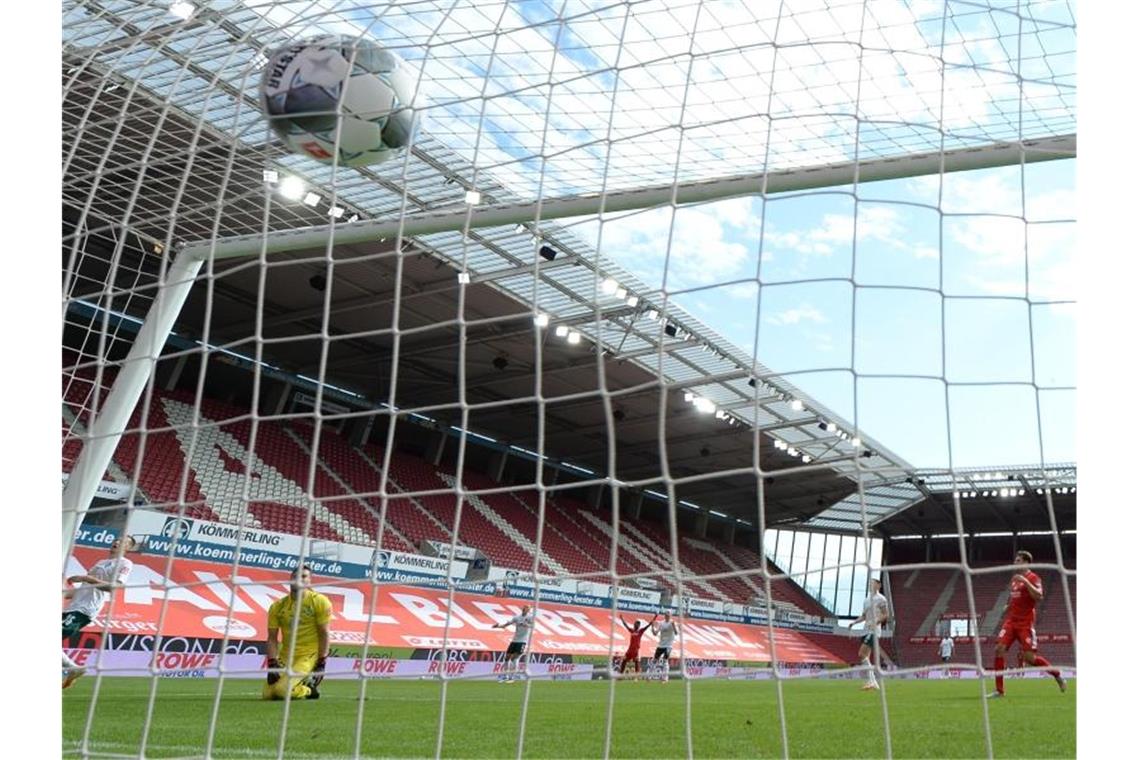 Gewohntes Bild nach der Corona-Pause: Bundesliga-Tore vor leeren Zuschauerrängen. Foto: Arne Dedert/dpa