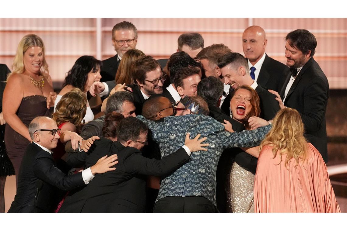 Gewonnen! Stephen Colbert und sein Team von "The Late Show with Stephen Colbert" im Siegestaumel.