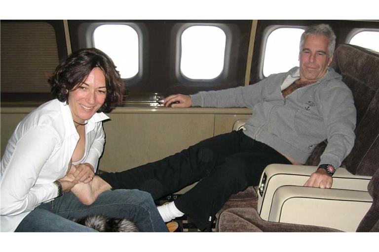Ghislaine Maxwell und Jeffrey Epstein auf einem undatierten Beweisfoto aus dem Prozess im Jahr 2021.