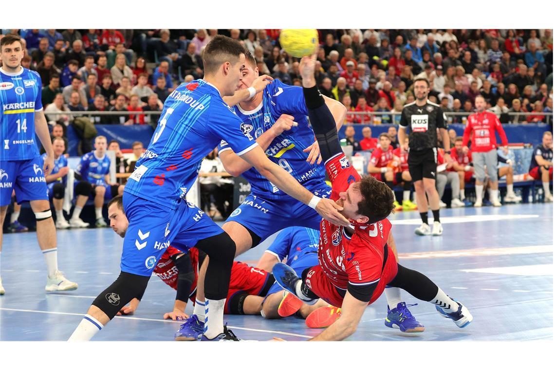 Lenny Rubins Gewaltwurf entscheidet Handball-Derby Gianfranco Pribetic (li.) gegen Bietigheims Jonathan Fischer: umkämpftes Derby