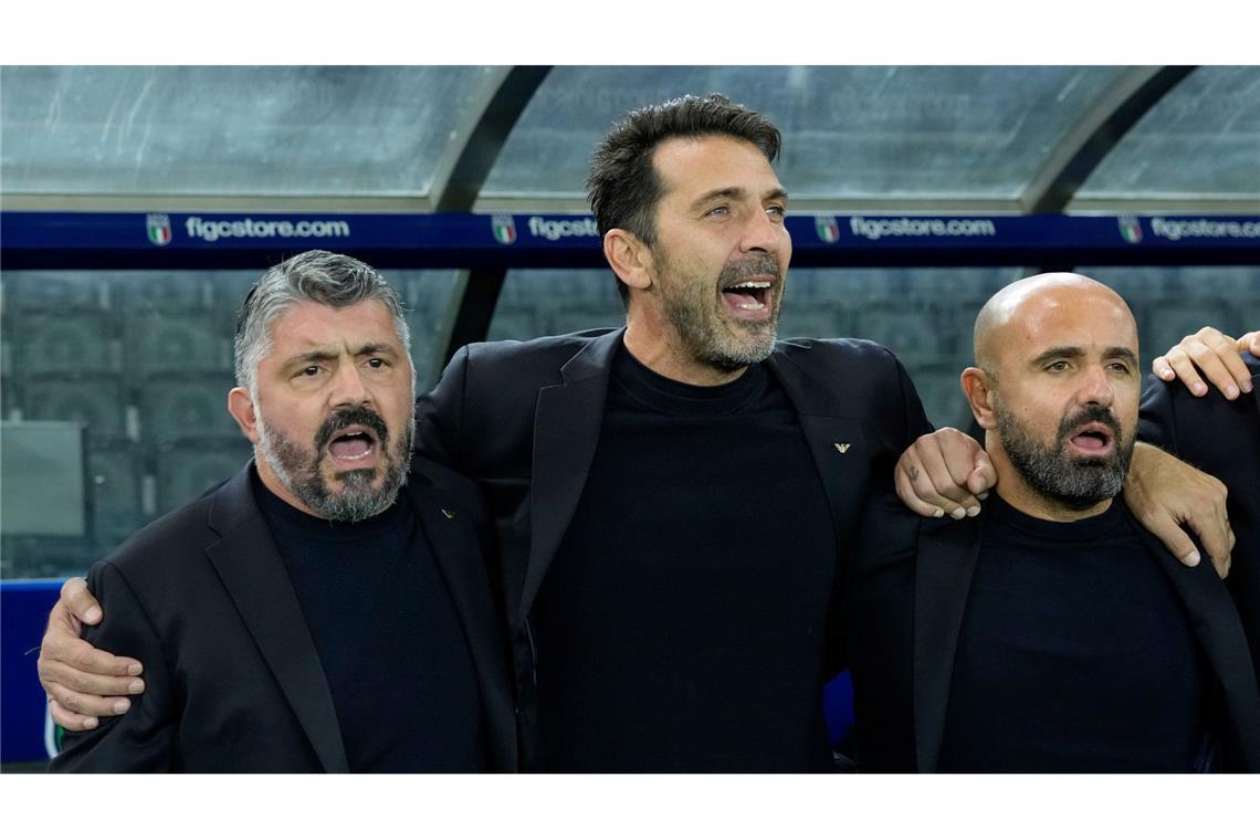 Gianluigi Buffon (m) ist zurückgetreten - aber was passiert mit Gennaro Gattuso (l)? (Archivbild)