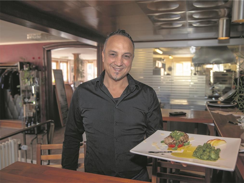 Gianluigi Marchese zeigt seine fertigen Komponenten: Schweinefilet, Pesto und Gnocchi. Foto: A. Becher