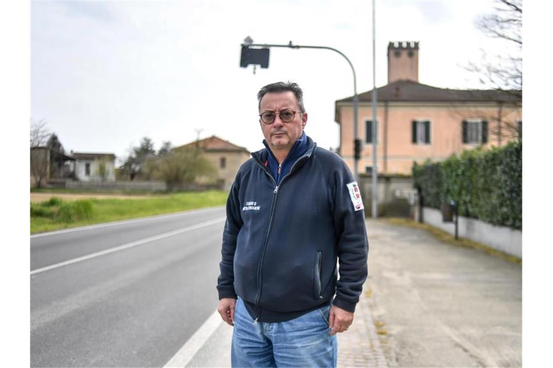 Kampf gegen Corona: Italien verlängert Ausgangsverbote Gianni Fassina, Bürgermeister von Ferrera Erbognone, eine Ortschaft, in der Corona-Hochburg Lombardei liegt. Foto: Claudio Furlan/LaPresse via ZUMA Press/dpa