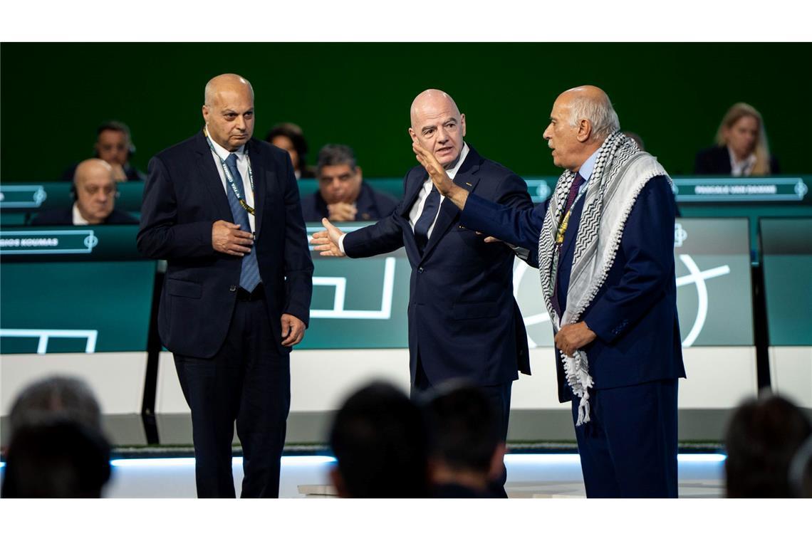 Gianni Infantino (M) kann Dschibril Radschub, Präsident des Palästinensischen Verbandes, und den israelischen Vizechef Bassim Scheich Suliman (l) auf der Kongressbühne nicht versöhnen.