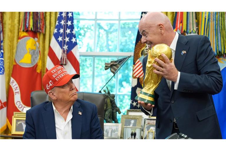 Gianni Infantino überreicht den WM-Pokal an Donald Trump.