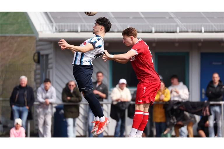 Gianni Miolla (li.) erzielte den Siegtreffer für die U19 der Kickers beim TuS Ergenzingen.