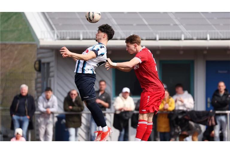 Gianni Miolla (li.) und die U19 der Kickers gewannen beim FC Esslingen nach Elfmeterschießen.