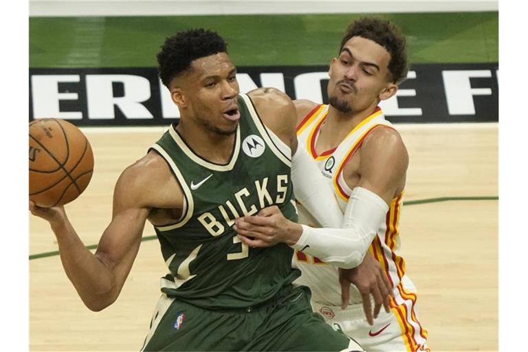 Giannis Antetokounmpo (l) von den Milwaukee Bucks versucht, an Trae Young von den Atlanta Hawks vorbeizukommen. Foto: Morry Gash/AP/dpa