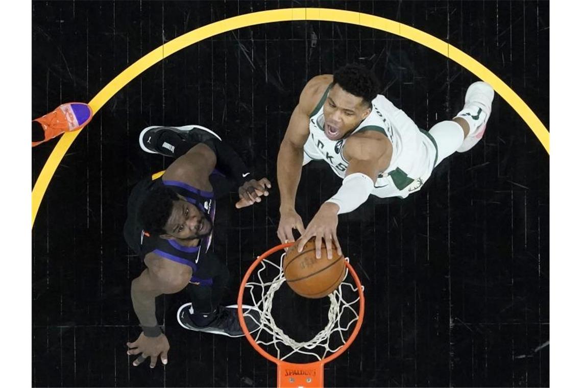 Ein Giannis reicht nicht: Bucks 0:2 hinten in NBA-Finals Giannis Antetokounmpo (r) dunkt den Ball in den Korb der Phoenix Suns. Foto: Ross D. Franklin/AP/dpa