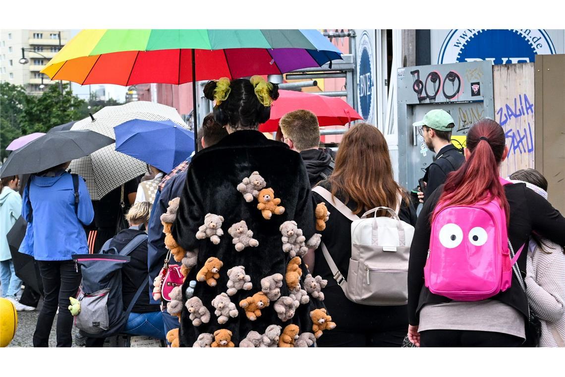 Bilder des Tages Gib mir Plüsch! Labubu-Fans warten in Berlin auf die Eröffnung des ersten Labubu-Stores in Deutschland. Um die Plüschtier-Figuren aus China gibt es einen weltweiten Hype.
