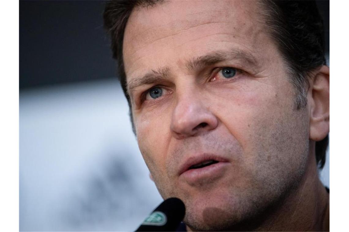 „Kein Sauhaufen“: Bierhoff glaubt an Löw - Keine EM-Garantie Gibt Bundestrainer Joachim Löw Rückendeckung: Nationalmannschaftsdirektor Oliver Bierhoff. Foto: Federico Gambarini/dpa