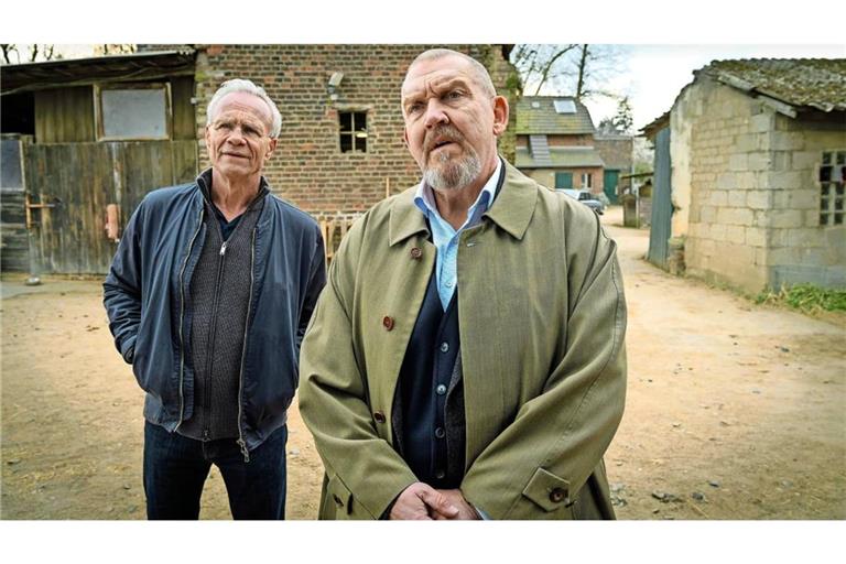 Gibt es in der Familie des Mordopfers Linus Markis ein dunkles Geheimnis? Die Kommissare Max Ballauf (Klaus J. Behrendt, l) und Freddy Schenk (Dietmar Bär, r) befragen seine Cousine Birgit Heitkamp.
