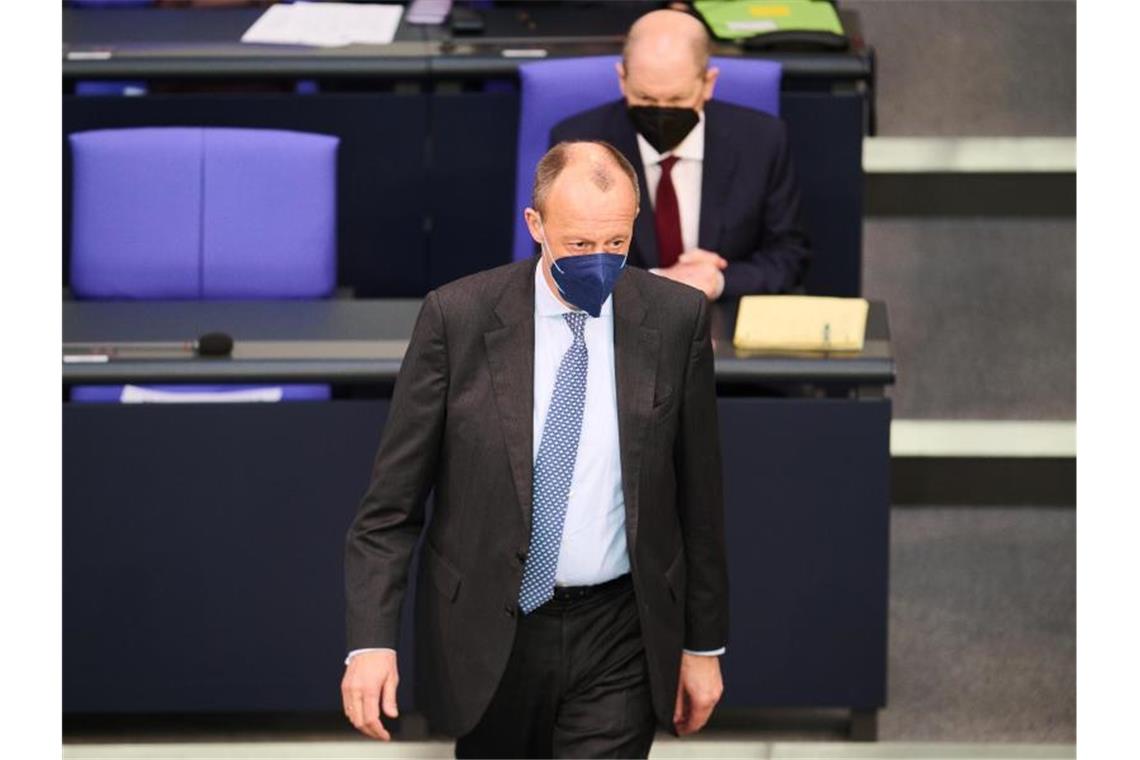 „Peinlich“: Keine Debatte nach Selenskyj-Rede im Bundestag „Gibt es möglicherweise Entscheidungen die nachkorrigiert werden müssen“, wollte CDU-Chef Friedrich Merz von Kanzler Scholz wissen. Foto: Annette Riedl/dpa