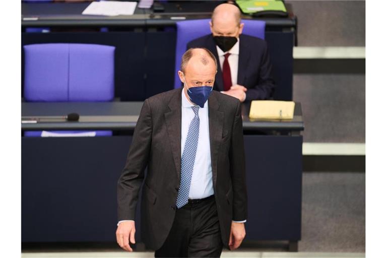 „Gibt es möglicherweise Entscheidungen die nachkorrigiert werden müssen“, wollte CDU-Chef Friedrich Merz von Kanzler Scholz wissen. Foto: Annette Riedl/dpa