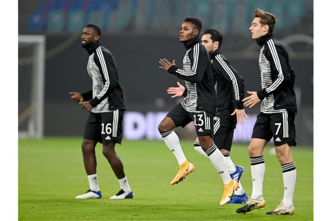 Löw beginnt mit Neulingen Baku und Max gegen Tschechien Gibt gegen Tschechischen sein A-Länderspiel-Debüt: Ridle Baku (2.v.l). Foto: Robert Michael/dpa-Zentralbild/dpa
